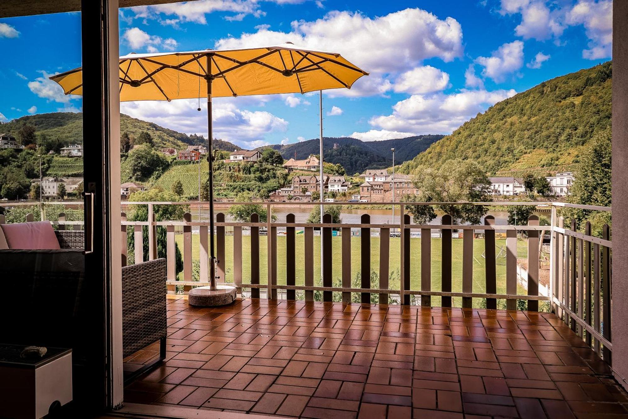 Appartement Traumaussicht Kamin Balkon Burgblick 65 Zoll Tv Netflix Sky Joyn Lindenplatz à Bullay Extérieur photo